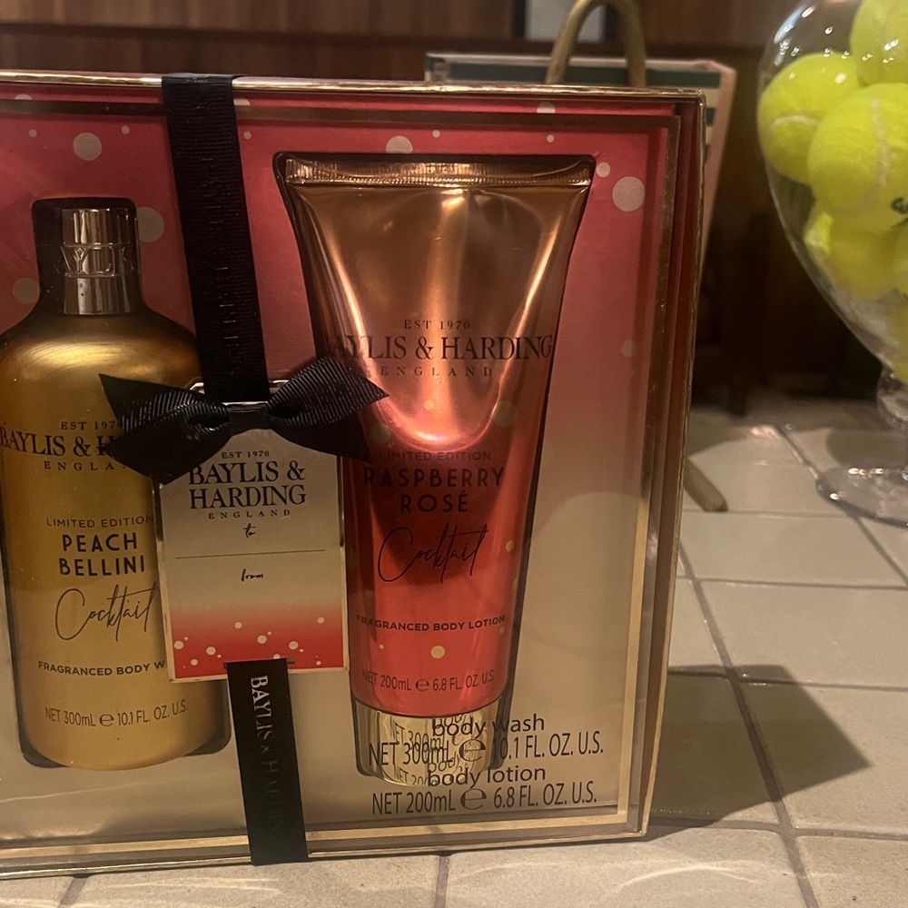 Peach Bellini and Raspberry Rose Gift Set NWT - Picture 5 of 6